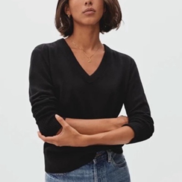 Everlane Sweaters - Everlane -The Cashmere V-Neck Sweater in True Black